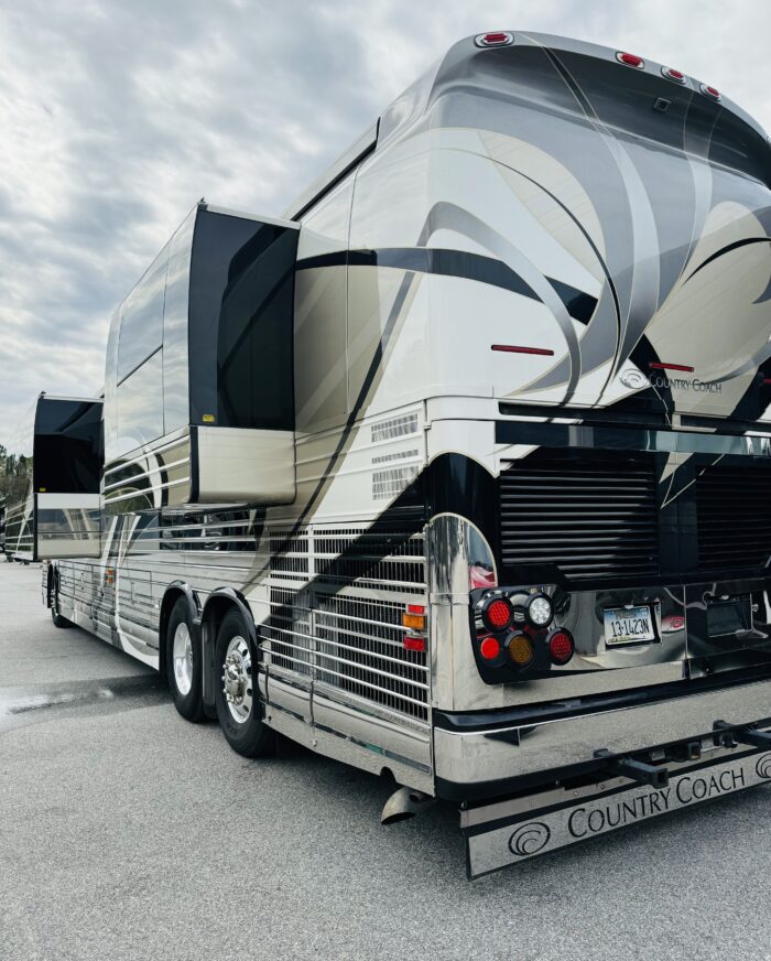 2007 Prevost Double Slide Country Coach - Image 5