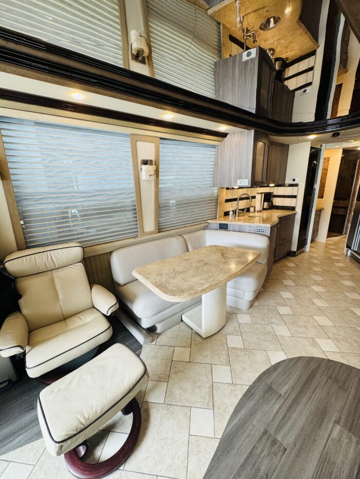 2007 Prevost Double Slide Country Coach - Image 26