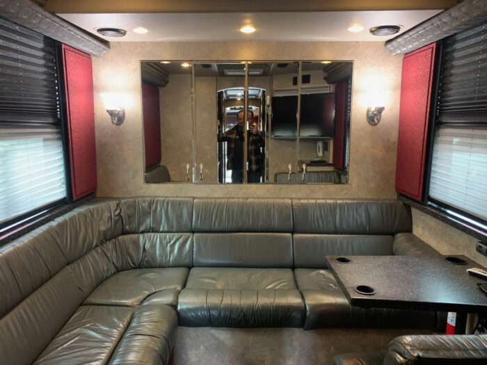 2004 Prevost 12 Sleeper - Image 18