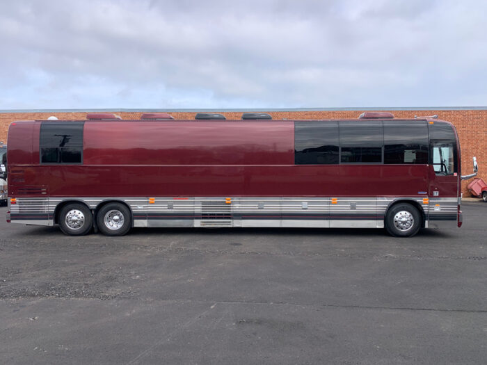 2004 Prevost 12 Sleeper - Image 2